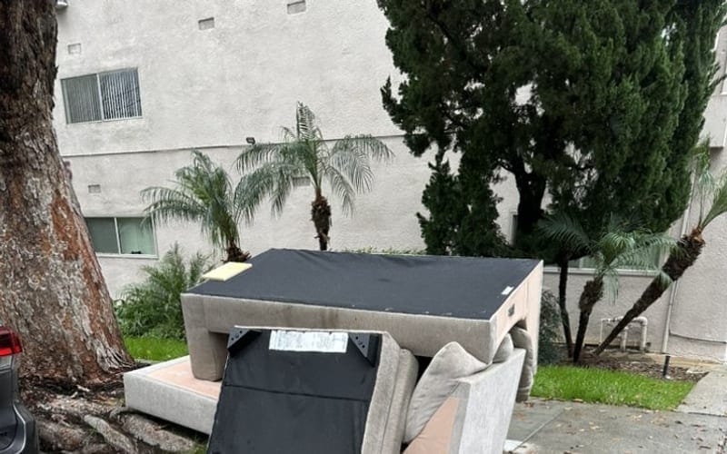 What to Do With Old Furniture When You Move featured image